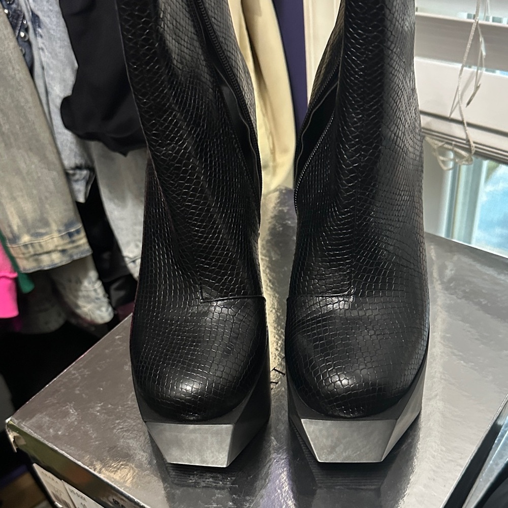 AKIRA Elegant Black Snake Textured Platform Boots